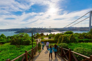 İstanbul 'daki Otagtepe Parkı' ndan Fatih Sultan Mehmet Köprüsü manzarası