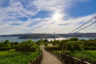 İstanbul 'daki Otagtepe Parkı' ndan Fatih Sultan Mehmet Köprüsü manzarası