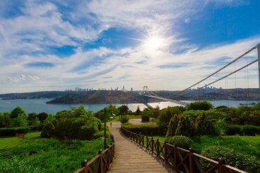 İstanbul 'daki Otagtepe Parkı' ndan Fatih Sultan Mehmet Köprüsü manzarası