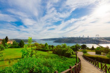 İstanbul 'daki Otagtepe Parkı' ndan Fatih Sultan Mehmet Köprüsü manzarası