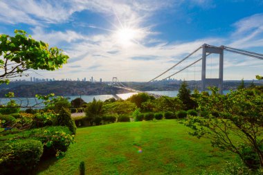 İstanbul 'daki Otagtepe Parkı' ndan Fatih Sultan Mehmet Köprüsü manzarası