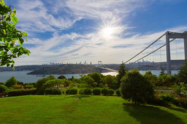 İstanbul 'daki Otagtepe Parkı' ndan Fatih Sultan Mehmet Köprüsü manzarası