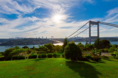 İstanbul 'daki Otagtepe Parkı' ndan Fatih Sultan Mehmet Köprüsü manzarası