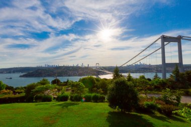 İstanbul 'daki Otagtepe Parkı' ndan Fatih Sultan Mehmet Köprüsü manzarası