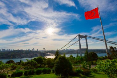 İstanbul 'daki Otagtepe Parkı' ndan Fatih Sultan Mehmet Köprüsü manzarası