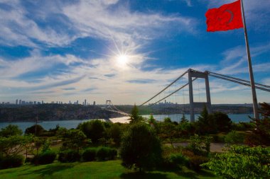 İstanbul 'daki Otagtepe Parkı' ndan Fatih Sultan Mehmet Köprüsü manzarası