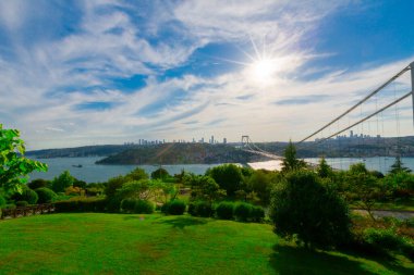 İstanbul 'daki Otagtepe Parkı' ndan Fatih Sultan Mehmet Köprüsü manzarası