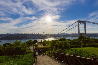 İstanbul 'daki Otagtepe Parkı' ndan Fatih Sultan Mehmet Köprüsü manzarası