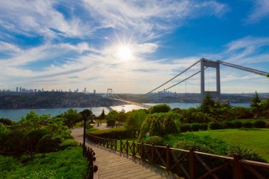 İstanbul 'daki Otagtepe Parkı' ndan Fatih Sultan Mehmet Köprüsü manzarası