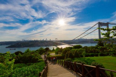 İstanbul 'daki Otagtepe Parkı' ndan Fatih Sultan Mehmet Köprüsü manzarası
