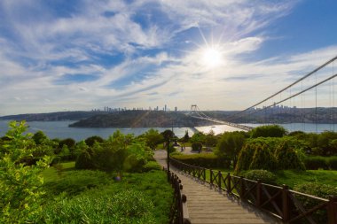 İstanbul 'daki Otagtepe Parkı' ndan Fatih Sultan Mehmet Köprüsü manzarası
