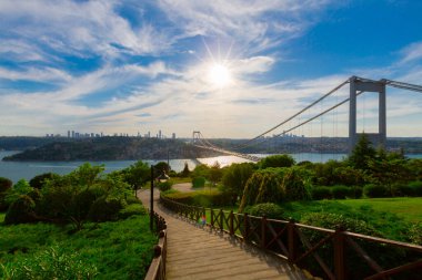 İstanbul 'daki Otagtepe Parkı' ndan Fatih Sultan Mehmet Köprüsü manzarası