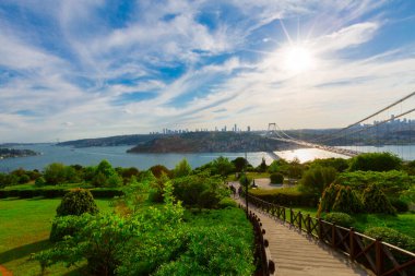 İstanbul 'daki Otagtepe Parkı' ndan Fatih Sultan Mehmet Köprüsü manzarası