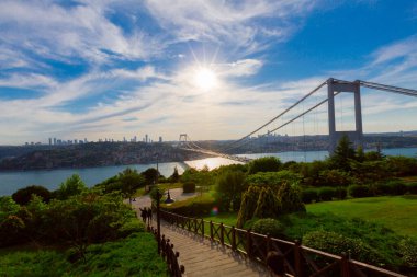 İstanbul 'daki Otagtepe Parkı' ndan Fatih Sultan Mehmet Köprüsü manzarası