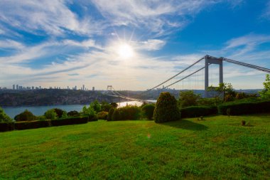 İstanbul 'daki Otagtepe Parkı' ndan Fatih Sultan Mehmet Köprüsü manzarası