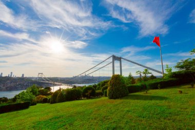 İstanbul 'daki Otagtepe Parkı' ndan Fatih Sultan Mehmet Köprüsü manzarası
