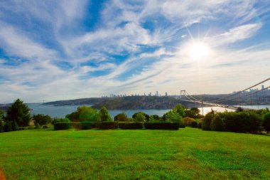 İstanbul 'daki Otagtepe Parkı' ndan Fatih Sultan Mehmet Köprüsü manzarası