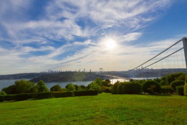 İstanbul 'daki Otagtepe Parkı' ndan Fatih Sultan Mehmet Köprüsü manzarası