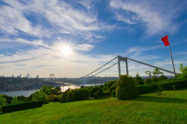 İstanbul 'daki Otagtepe Parkı' ndan Fatih Sultan Mehmet Köprüsü manzarası