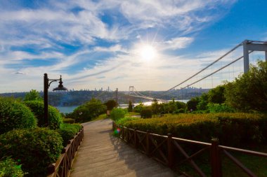 İstanbul 'daki Otagtepe Parkı' ndan Fatih Sultan Mehmet Köprüsü manzarası