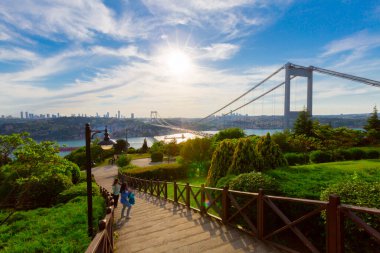 İstanbul 'daki Otagtepe Parkı' ndan Fatih Sultan Mehmet Köprüsü manzarası