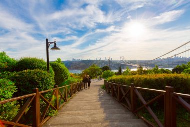 İstanbul 'daki Otagtepe Parkı' ndan Fatih Sultan Mehmet Köprüsü manzarası
