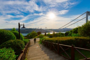 İstanbul 'daki Otagtepe Parkı' ndan Fatih Sultan Mehmet Köprüsü manzarası