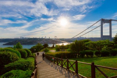 İstanbul 'daki Otagtepe Parkı' ndan Fatih Sultan Mehmet Köprüsü manzarası