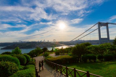 İstanbul 'daki Otagtepe Parkı' ndan Fatih Sultan Mehmet Köprüsü manzarası
