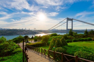 İstanbul 'daki Otagtepe Parkı' ndan Fatih Sultan Mehmet Köprüsü manzarası