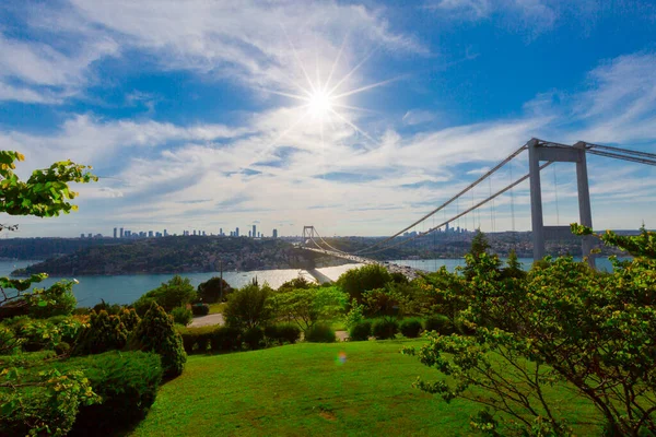 İstanbul 'daki Otagtepe Parkı' ndan Fatih Sultan Mehmet Köprüsü manzarası