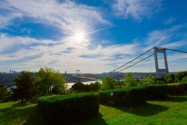 İstanbul 'daki Otagtepe Parkı' ndan Fatih Sultan Mehmet Köprüsü manzarası