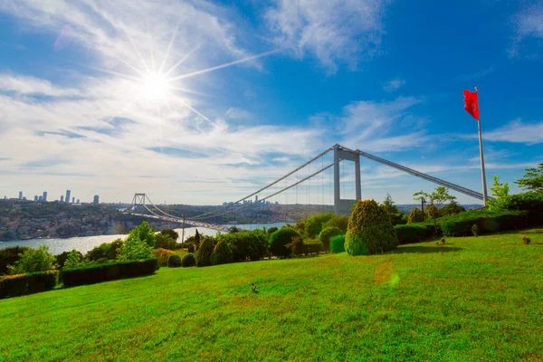 İstanbul 'daki Otagtepe Parkı' ndan Fatih Sultan Mehmet Köprüsü manzarası