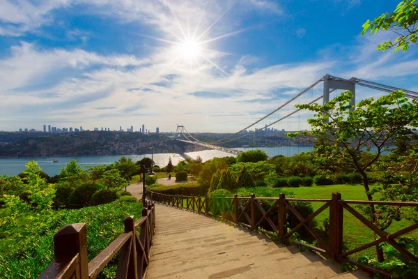 İstanbul 'daki Otagtepe Parkı' ndan Fatih Sultan Mehmet Köprüsü manzarası