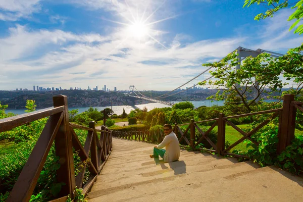 İstanbul 'daki Otagtepe Parkı' ndan Fatih Sultan Mehmet Köprüsü manzarası