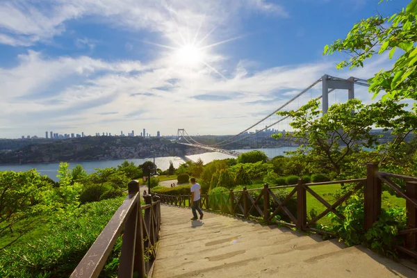 İstanbul 'daki Otagtepe Parkı' ndan Fatih Sultan Mehmet Köprüsü manzarası