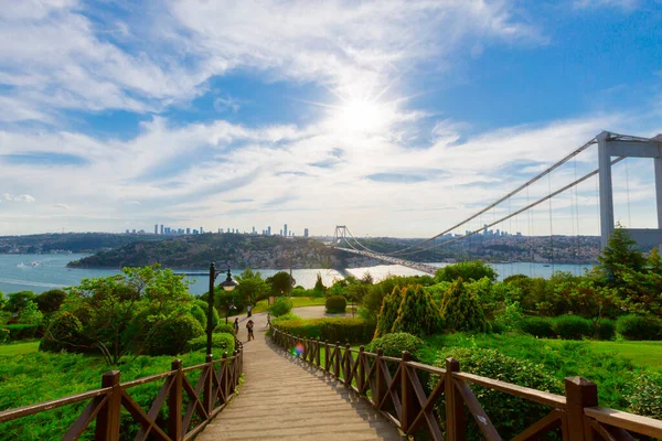 İstanbul 'daki Otagtepe Parkı' ndan Fatih Sultan Mehmet Köprüsü manzarası