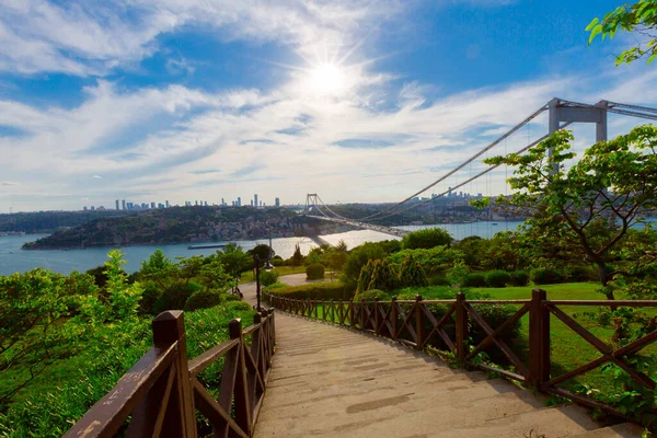 İstanbul 'daki Otagtepe Parkı' ndan Fatih Sultan Mehmet Köprüsü manzarası