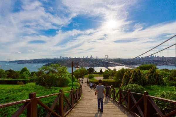 İstanbul 'daki Otagtepe Parkı' ndan Fatih Sultan Mehmet Köprüsü manzarası