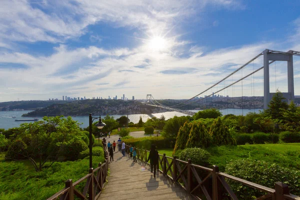 İstanbul 'daki Otagtepe Parkı' ndan Fatih Sultan Mehmet Köprüsü manzarası