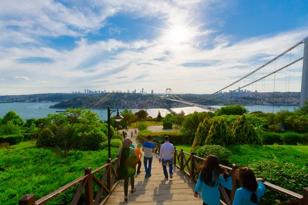 Stanbul Daki Otagtepe Parkı Ndan Fatih Sultan Mehmet Köprüsü Manzarası — Stok fotoğraf