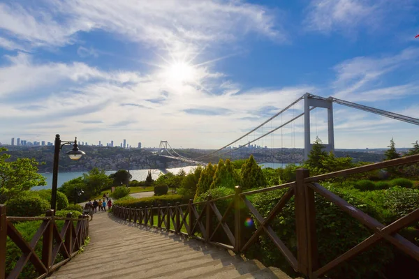 İstanbul 'daki Otagtepe Parkı' ndan Fatih Sultan Mehmet Köprüsü manzarası
