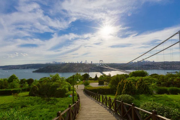 İstanbul 'daki Otagtepe Parkı' ndan Fatih Sultan Mehmet Köprüsü manzarası