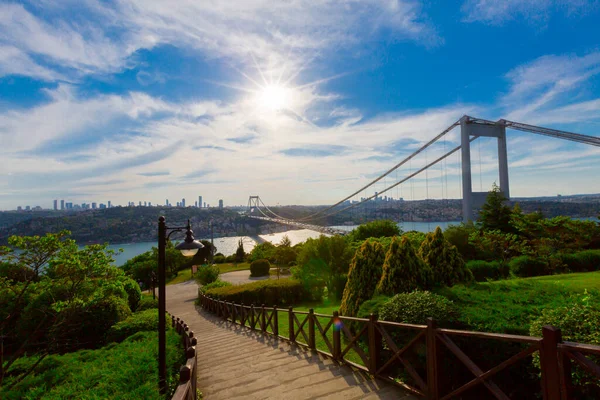İstanbul 'daki Otagtepe Parkı' ndan Fatih Sultan Mehmet Köprüsü manzarası