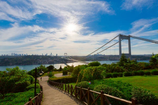 İstanbul 'daki Otagtepe Parkı' ndan Fatih Sultan Mehmet Köprüsü manzarası
