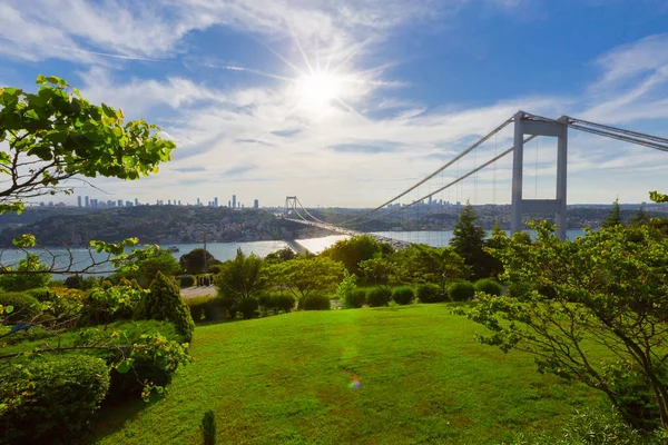 Blick Auf Die Fatih Sultan Mehmet Brücke Vom Otagtepe Park — Stockfoto