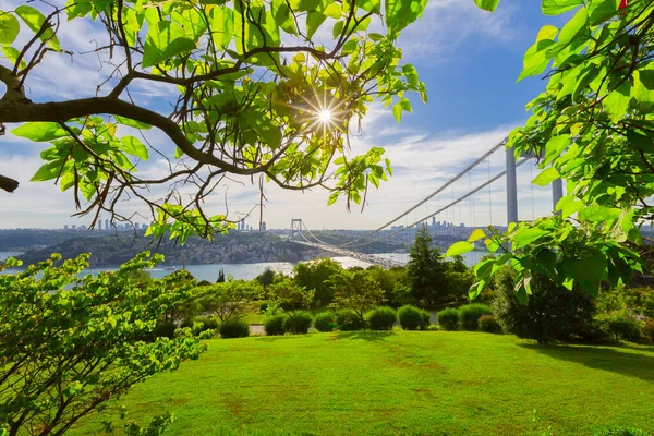 İstanbul 'daki Otagtepe Parkı' ndan Fatih Sultan Mehmet Köprüsü manzarası