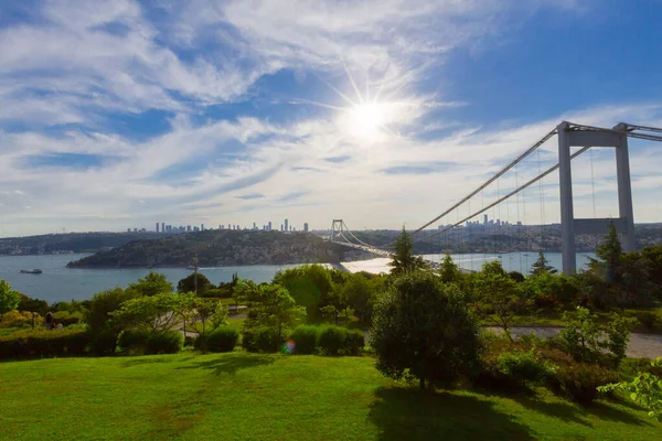 İstanbul 'daki Otagtepe Parkı' ndan Fatih Sultan Mehmet Köprüsü manzarası