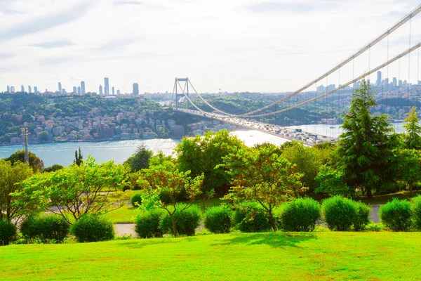 Stanbul Daki Otagtepe Parkı Ndan Fatih Sultan Mehmet Köprüsü Manzarası — Stok fotoğraf