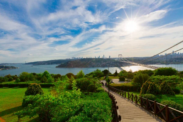 İstanbul 'daki Otagtepe Parkı' ndan Fatih Sultan Mehmet Köprüsü manzarası